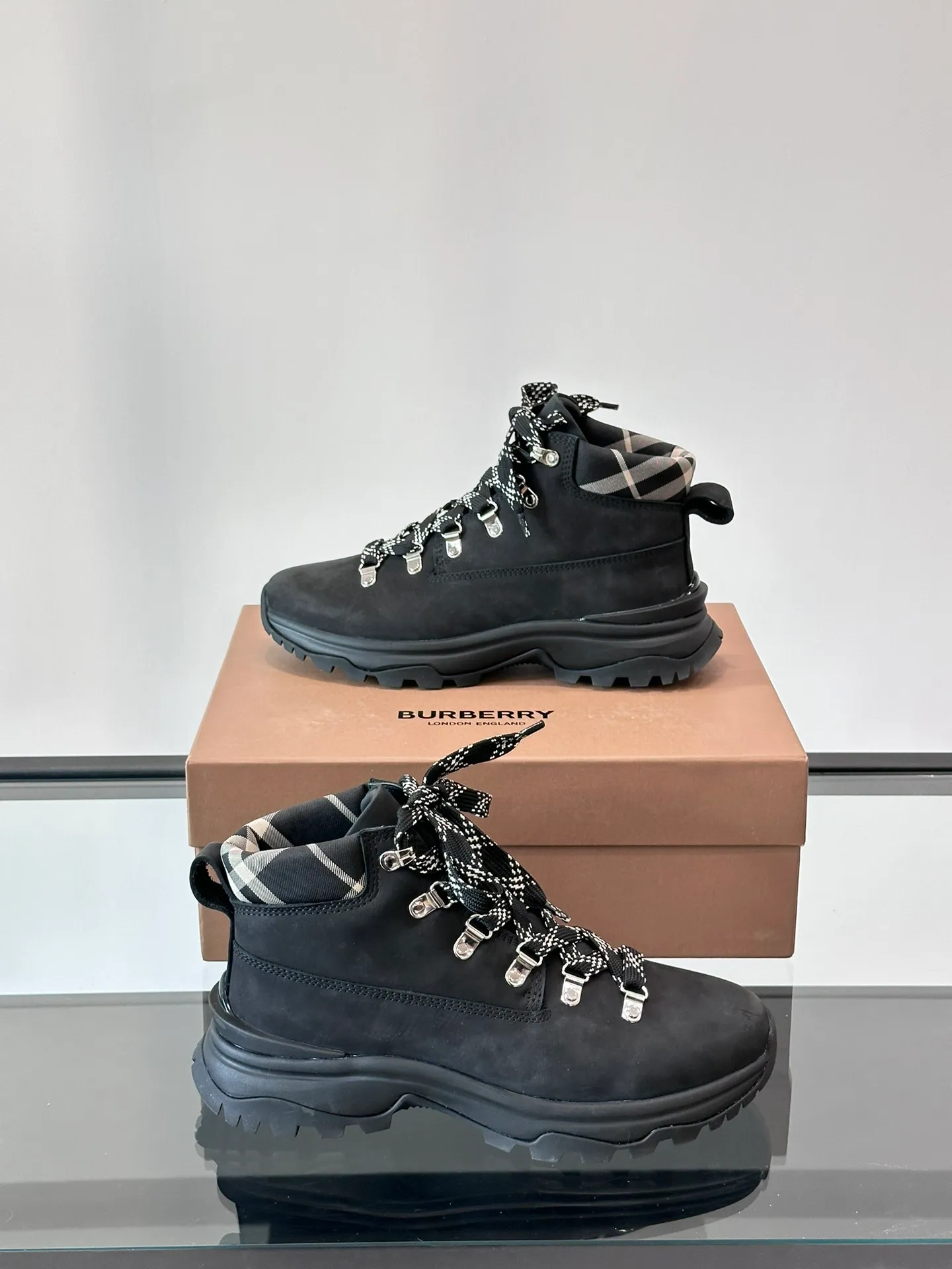 Men's shoes 💰800 ◾️▫️Burberry 2024🆕Ss men's classic high-top thick-soled sneakers, made of first-grain cowhide and decorated with the new brand logo. First-layer cowhide foot pads, the heel is decorated with Burberry lettering embossed logo, and the original TPU outsole! Size: 39-44 (customized at 38.45)